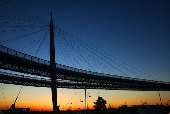 Ponte pedonale Pescara Il bellissimo ponte pedonale che permette di attraversare da una parte all'altra il fiume Pescara.  